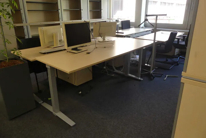 4x Schreibtischarbeitsplatz mit Konferenztisch und Schreibtischcontainer Schreibtische: Maße in cm ca. 200 x 80 / Konferenztisch: Maße in cm ca. 160 x 80